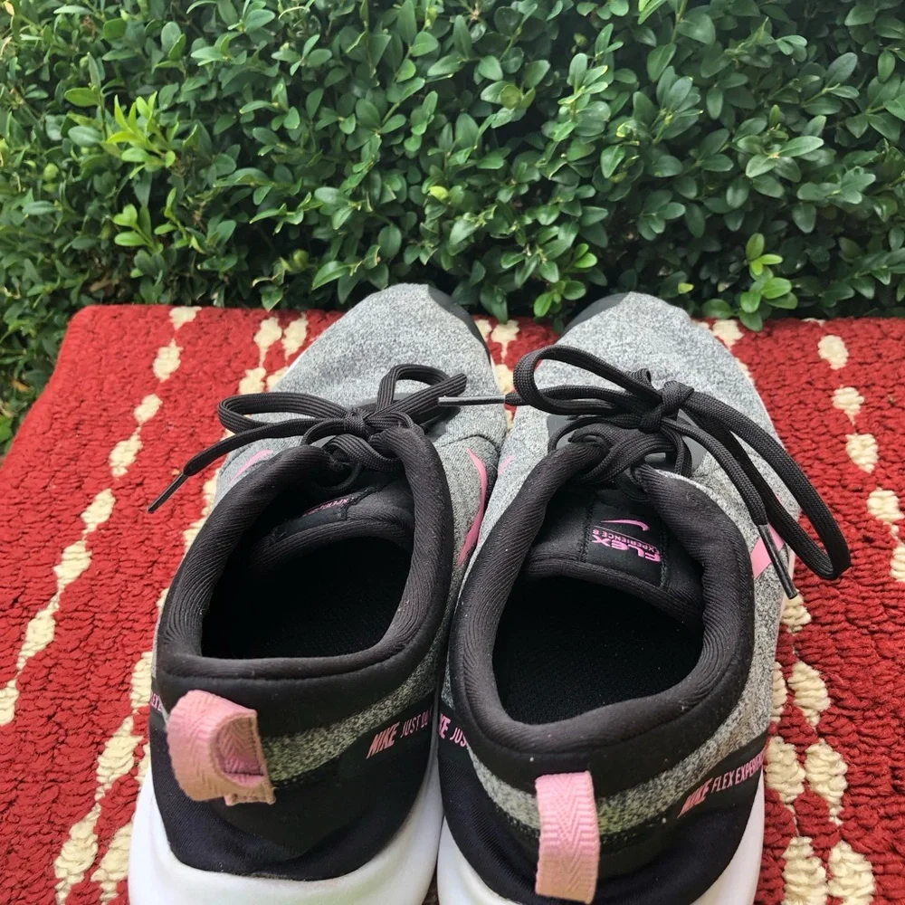 Nike Flex8 Women’s Gray & Pink Athletic Training Sneakers Size 8.5W